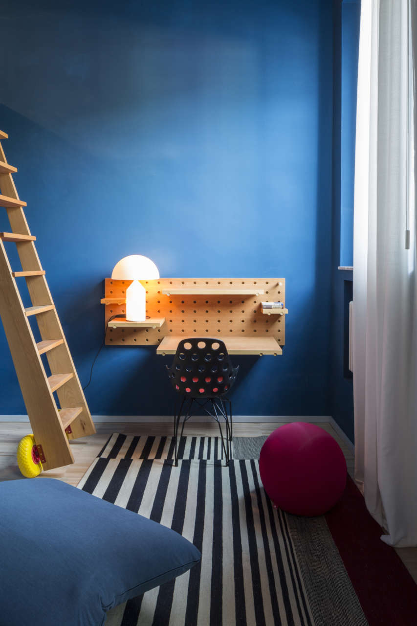 Filippo Romano_DVDV Architects_blue and concrete apartment renovation Milan 39 edit