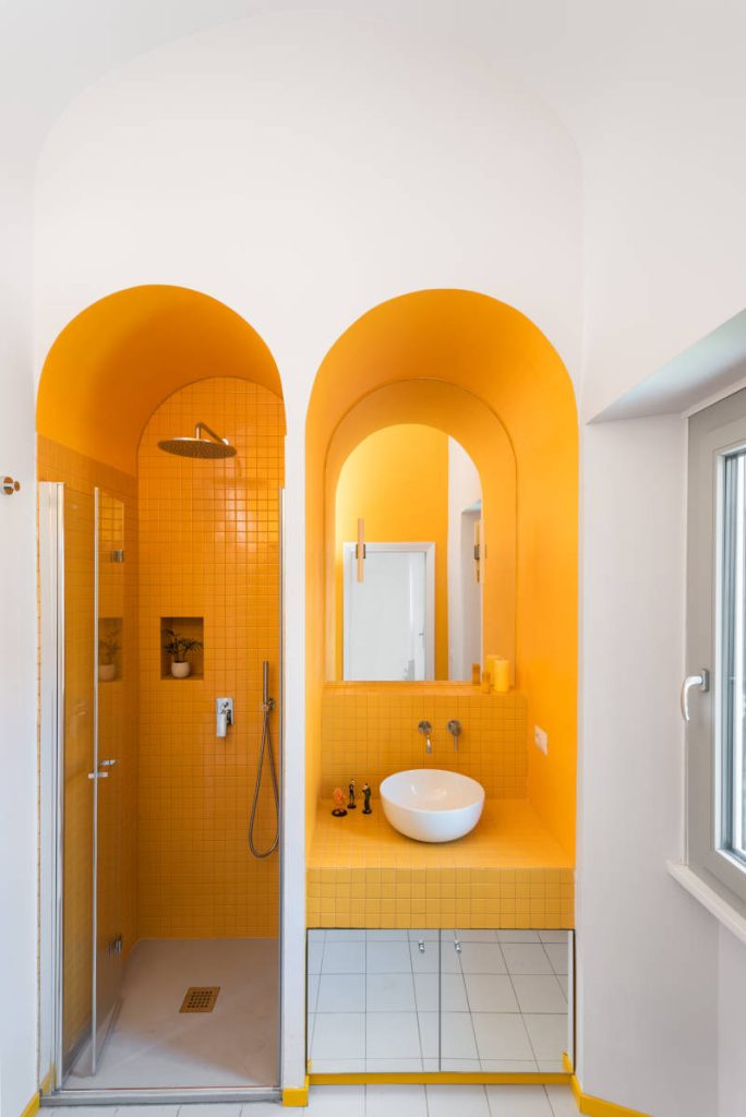 Colori accesi e vivaci per un il bagno
