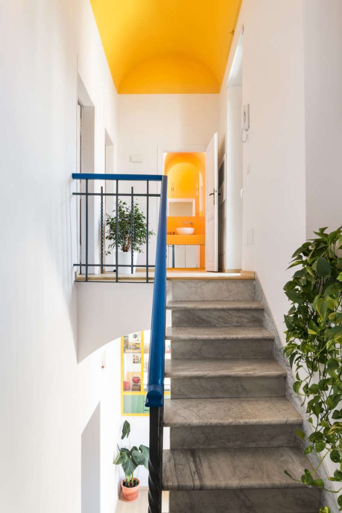 Colori accesi e vivaci per un appartamento